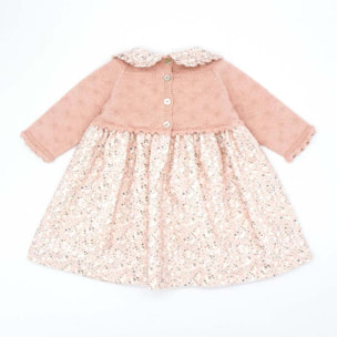 Vestido rosa y estampado con pompón