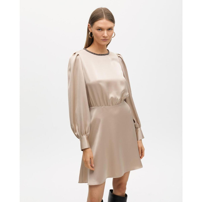 Abito corto con dettaglio gioiello sul colletto