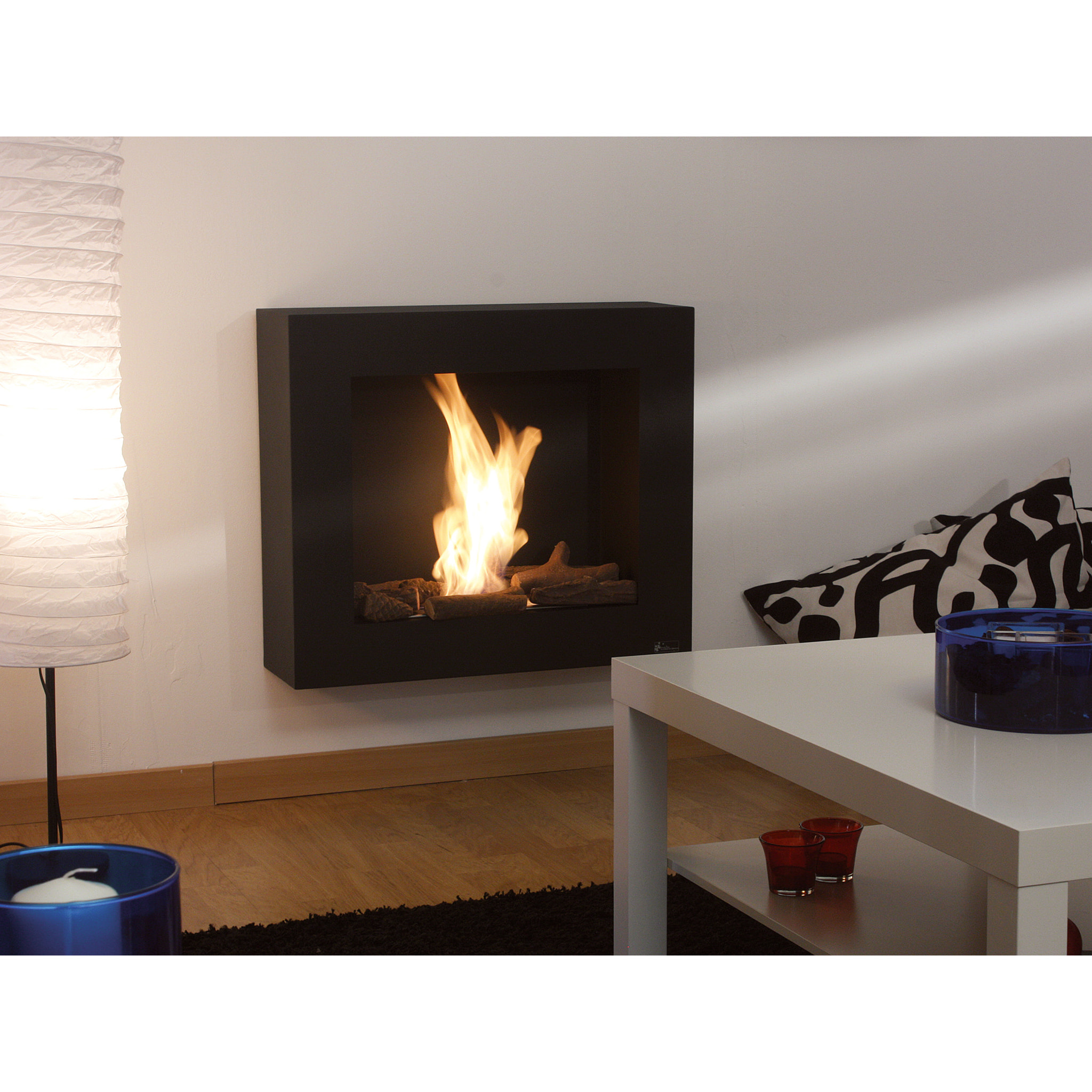 Cheminée à l'éthanol en noir avec des bûches décoratives
