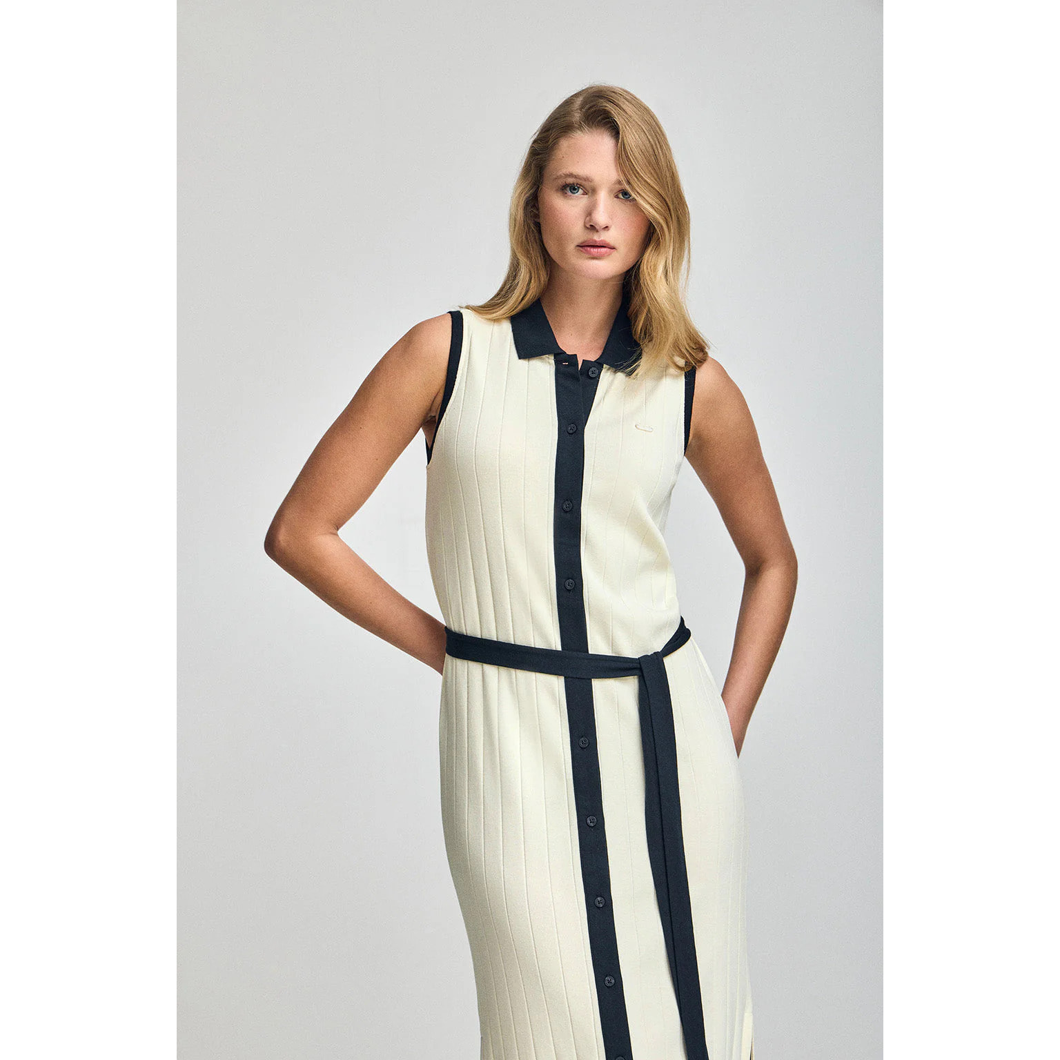 Vestido color crudo acanalado sin mangas con botón nacarado