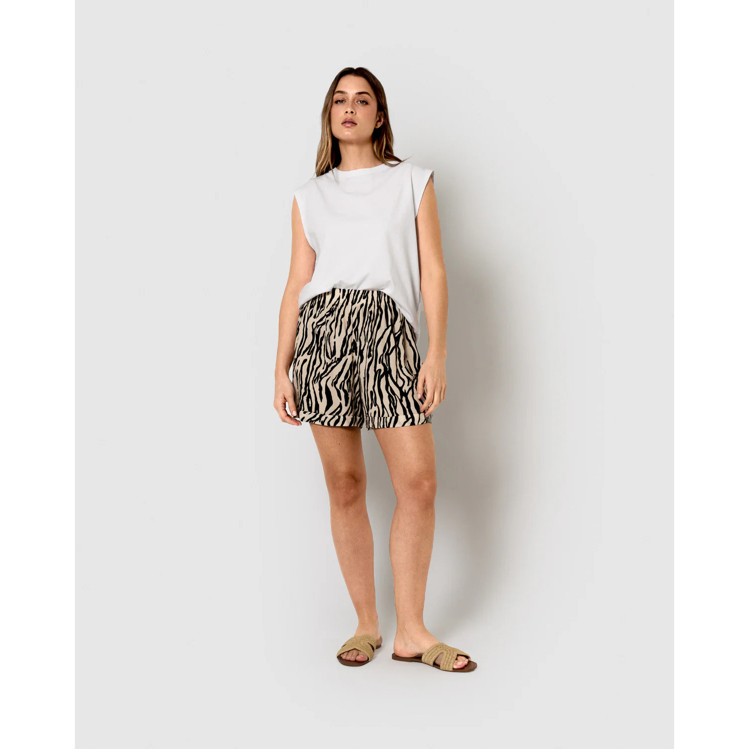 Pantalón corto bambula detalles plisados yves beige/negro