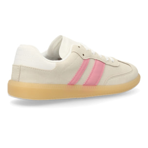 Zapatillas deportivas estilo retro casual.