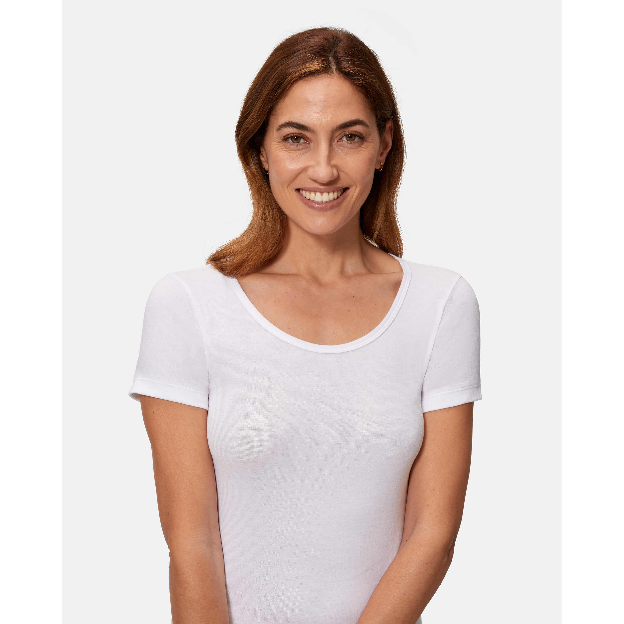 Camiseta manga corta de patrón básico con escote redondo ligeramente escotado