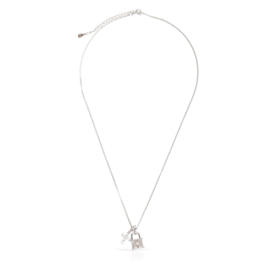 Collar de plata de ley 925 con colgante de cruz pequeña de circón y cierre de resorte.