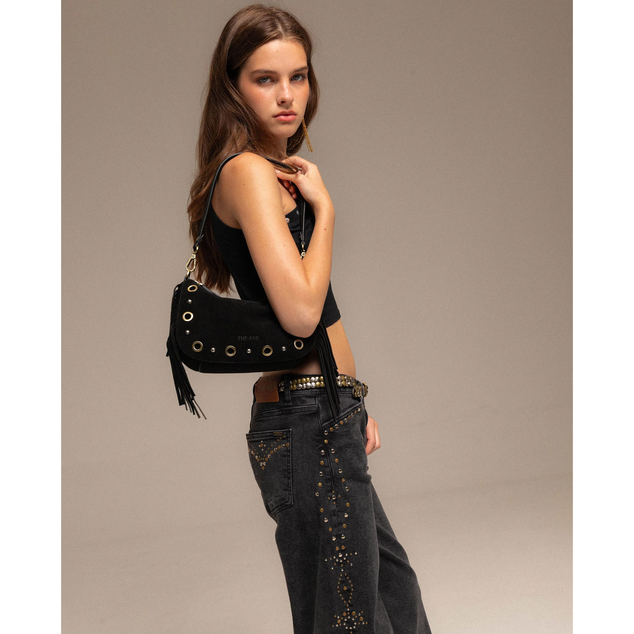 Bolso de ante negro con flecos y tachuelas doradas