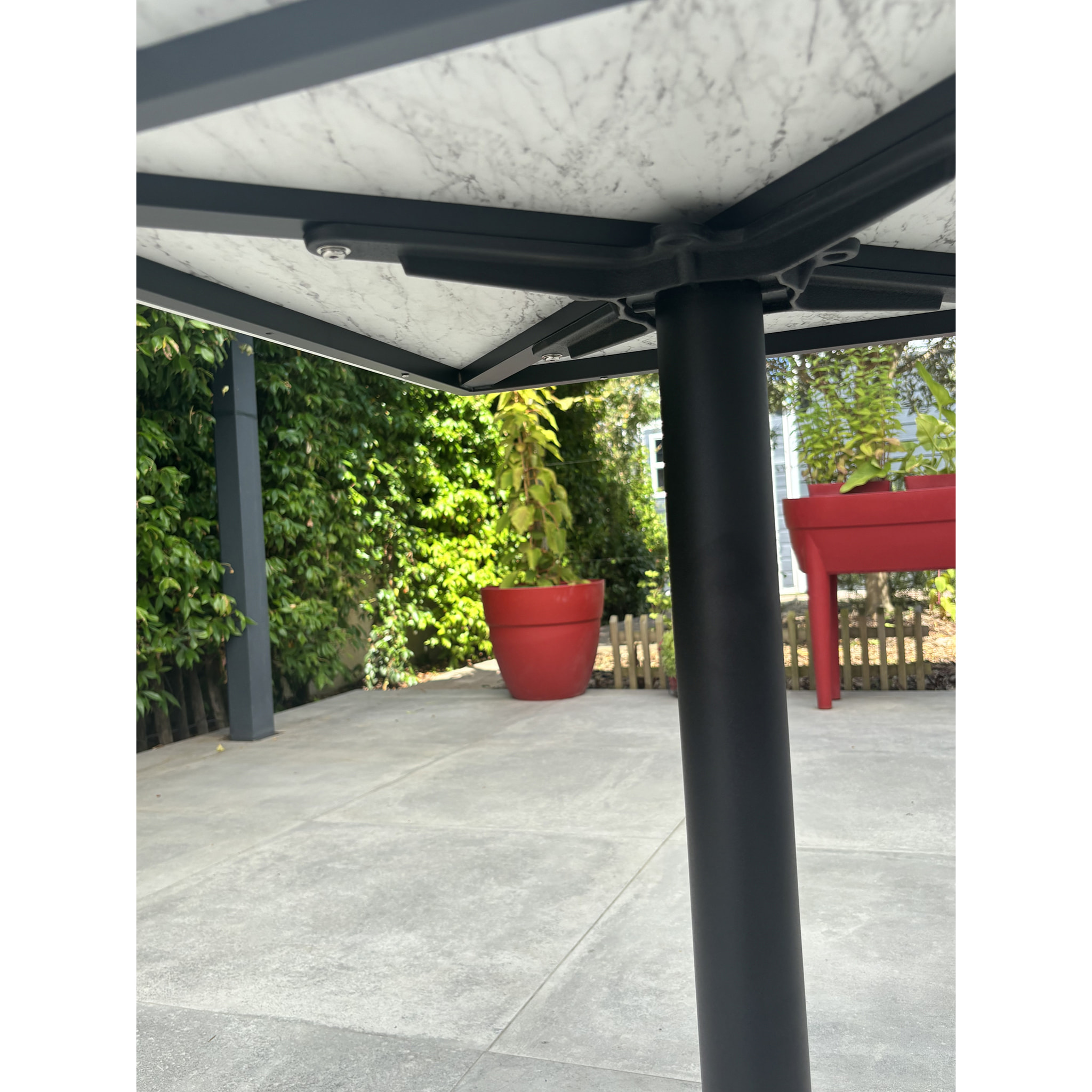 BISTRO - Table carrée de jardin en acier et plateau HPL