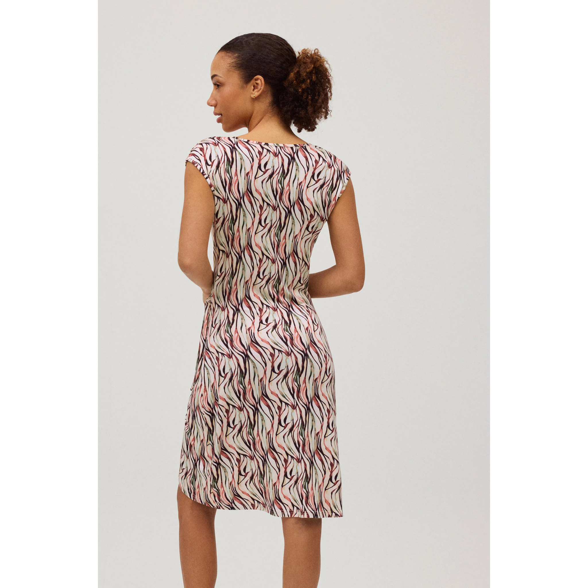 Abito midi stampato con arricciatura