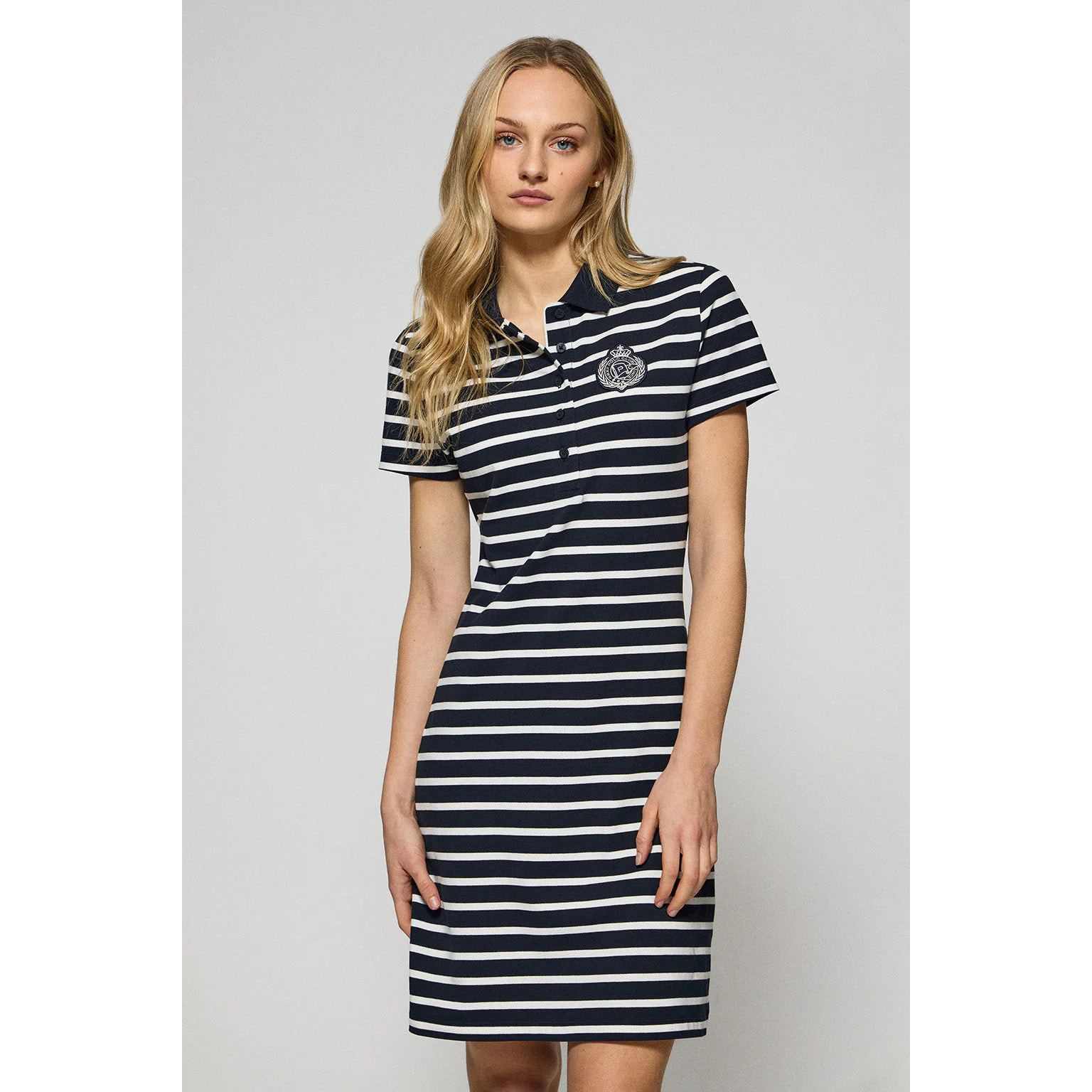 Vestito blu marino a righe e collo a polo con toppa nautica