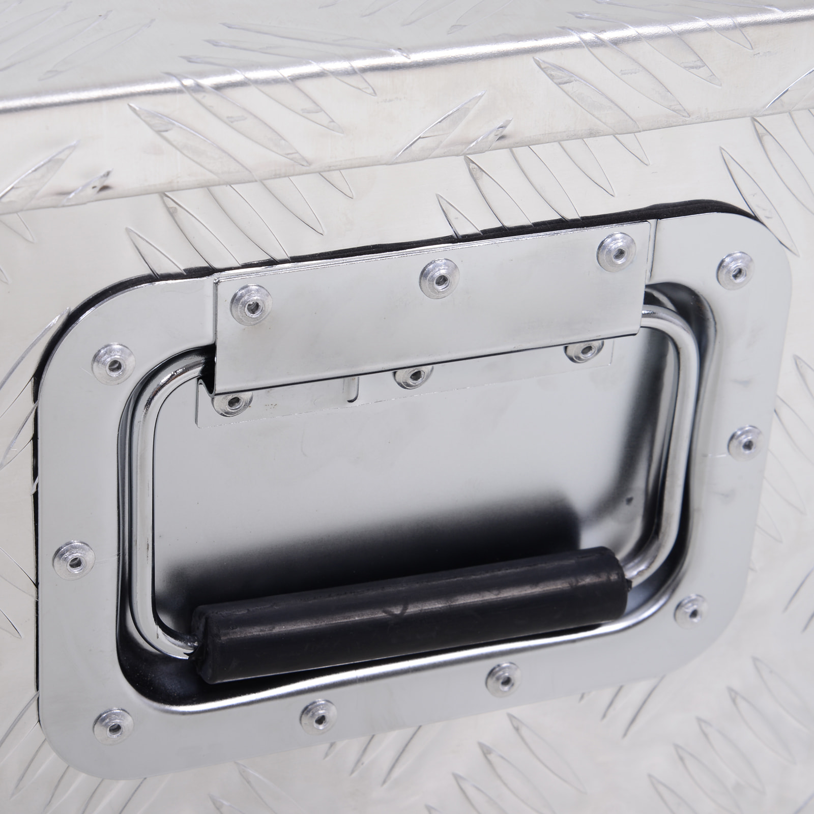 Caja de Herramientas de Aluminio con Tapa Abatible Asas Retráctiles Laterales Gran Compartimento y Cierre con Llave Maletín de Herramientas Portátil para Almacén Maletero 76x33x25 cm Plata