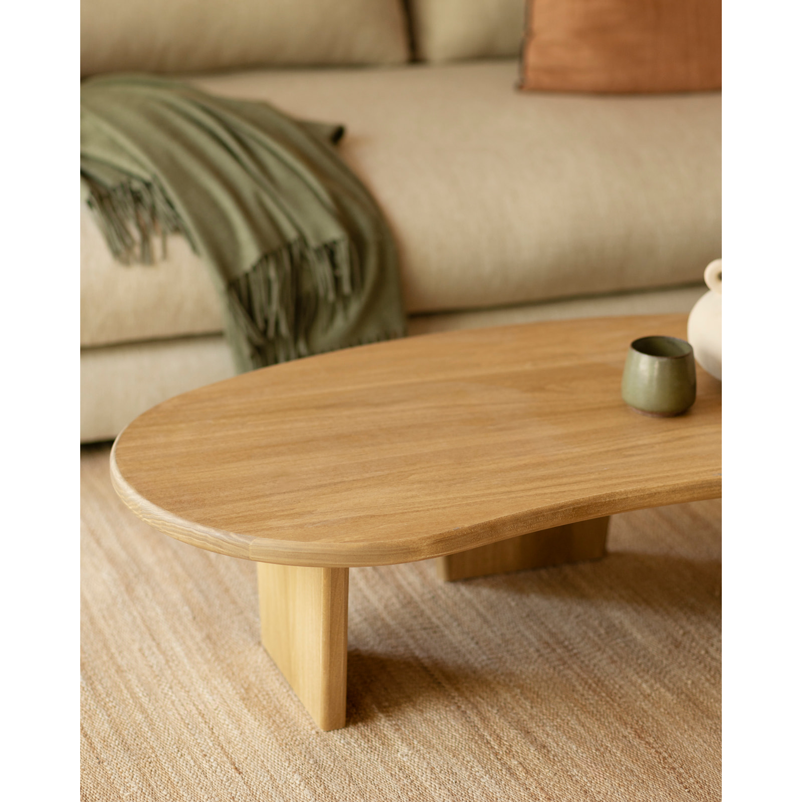 Table basse en bois massif de peuplier avec des formes organiques et trois pieds de 120cm Hauteur: 30 Longueur: 120 Largeur: 59.4