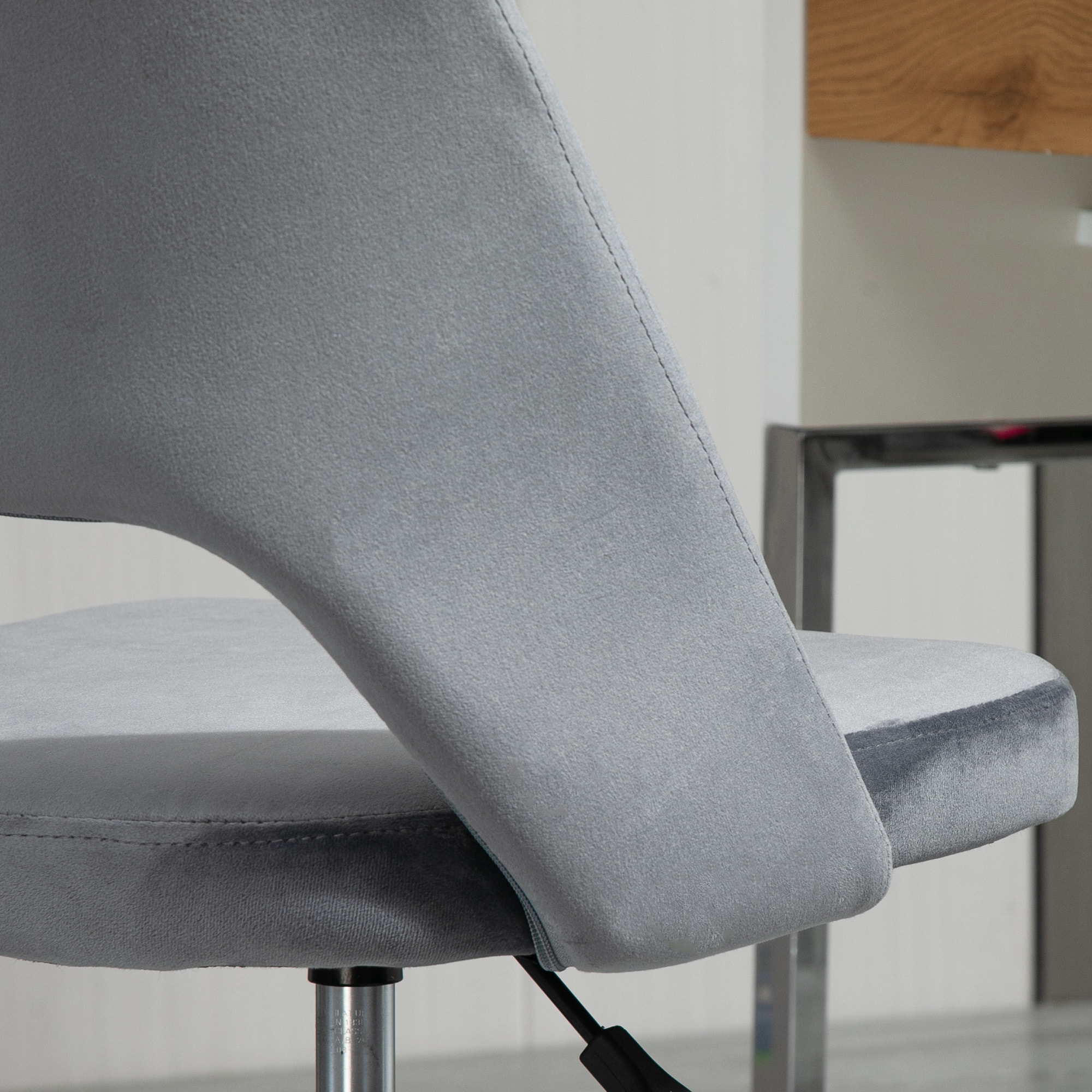 Chaise de bureau design contemporain dossier ergonomique ajouré strié hauteur réglable pivotante 360° piètement chromé velours gris