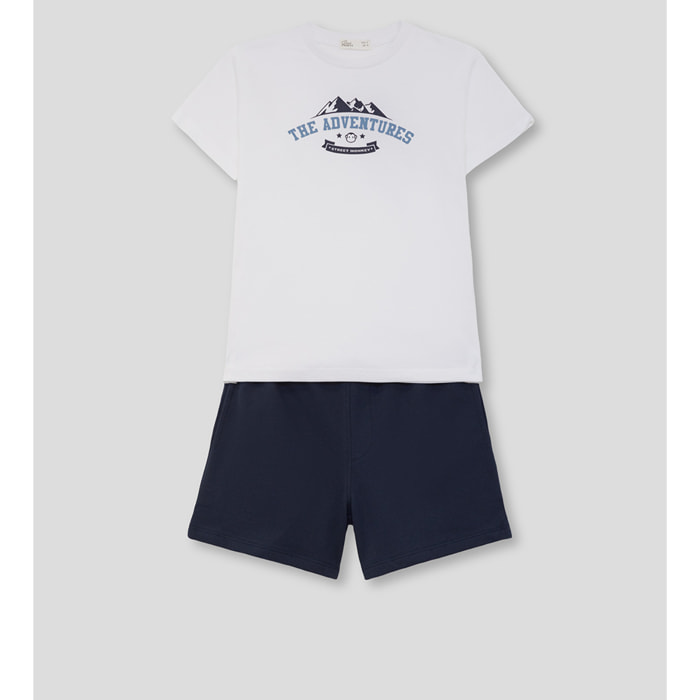 Conjunto de camiseta con estampado de montanas "The Adventures" y bermuda lisa de corte clasico | Color: Marino | Street Monkey