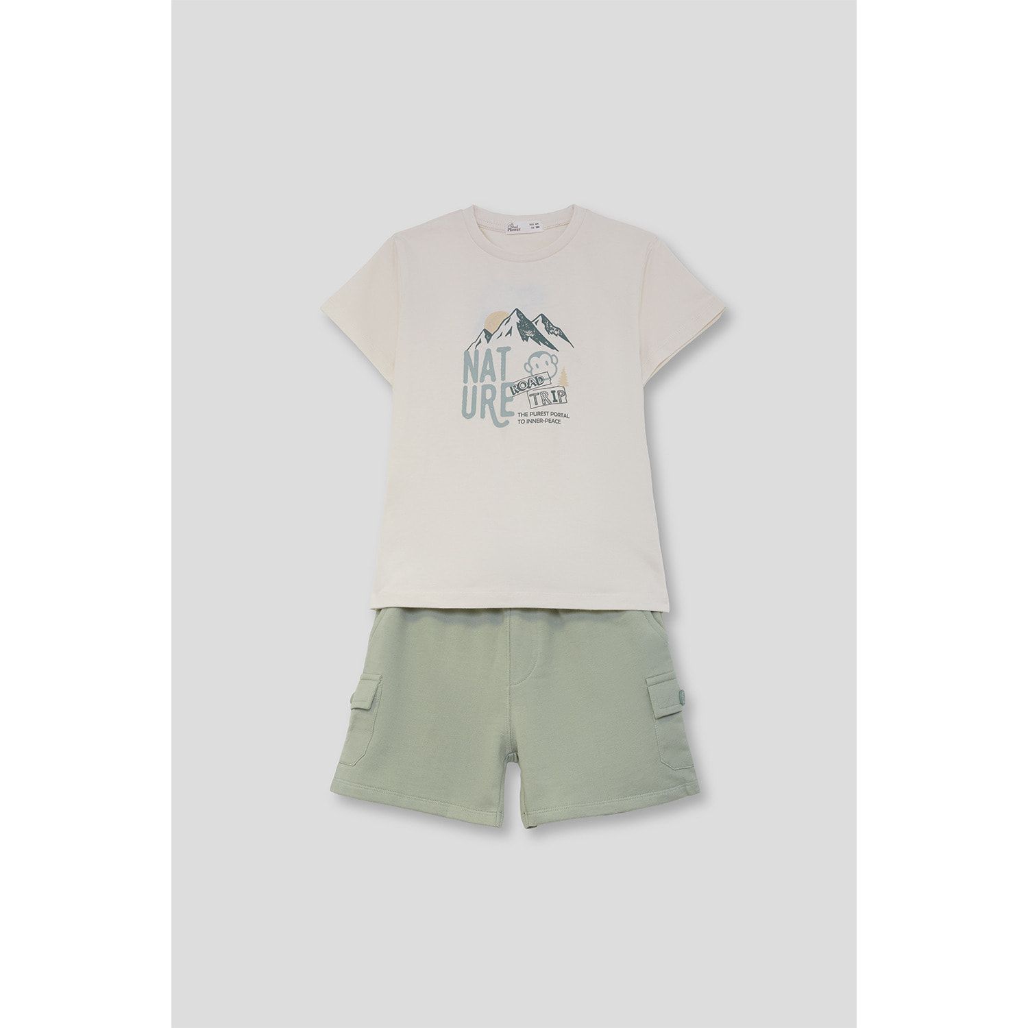 Conjunto Camiseta con Estampado Nature Road Trip Montanas y Shorts Cargo de Aventura | Color: Crudo | Street Monkey