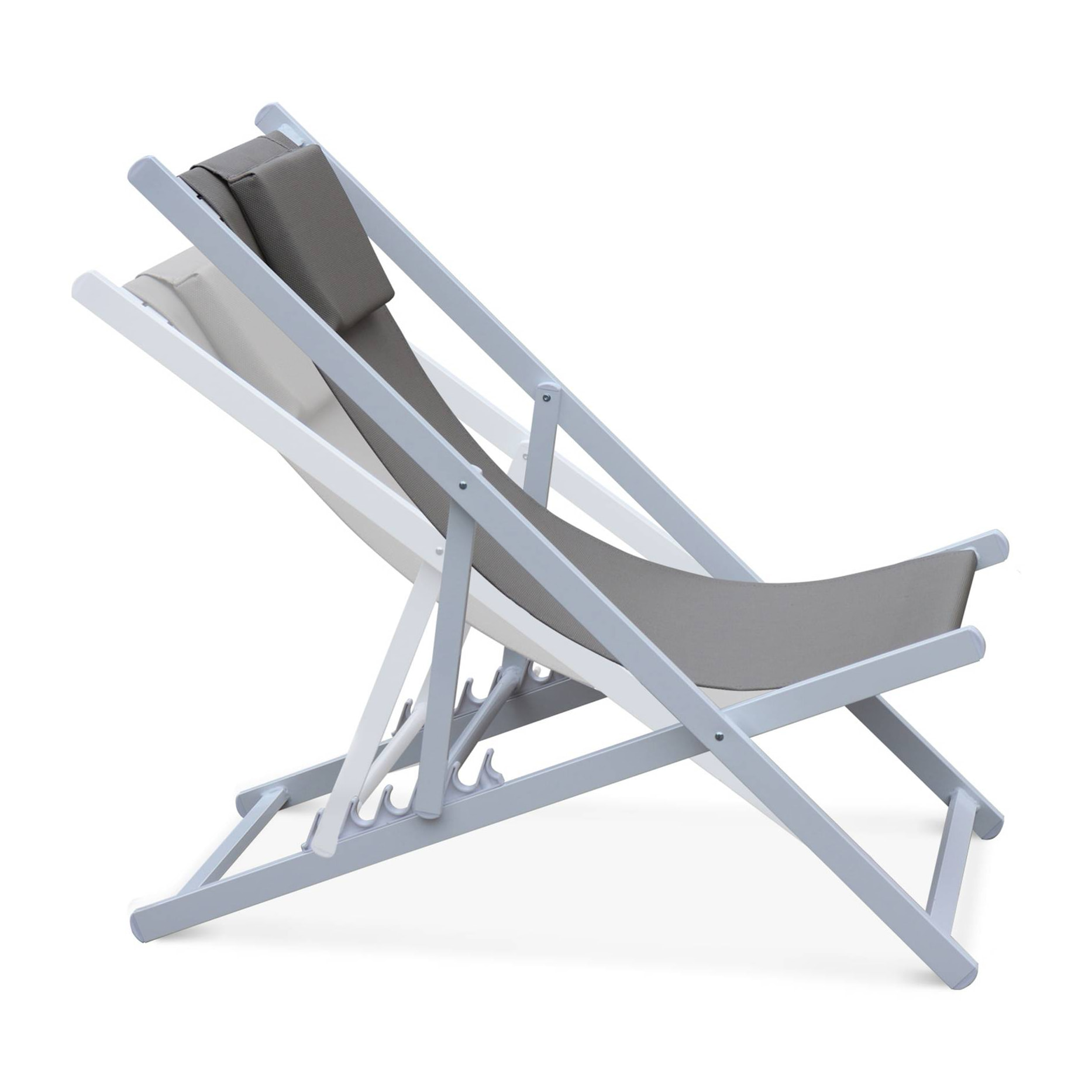 Lot de 2 bains de soleil - Gaia taupe - en aluminium blanc et textilene taupe avec coussin repose tête. chilienne