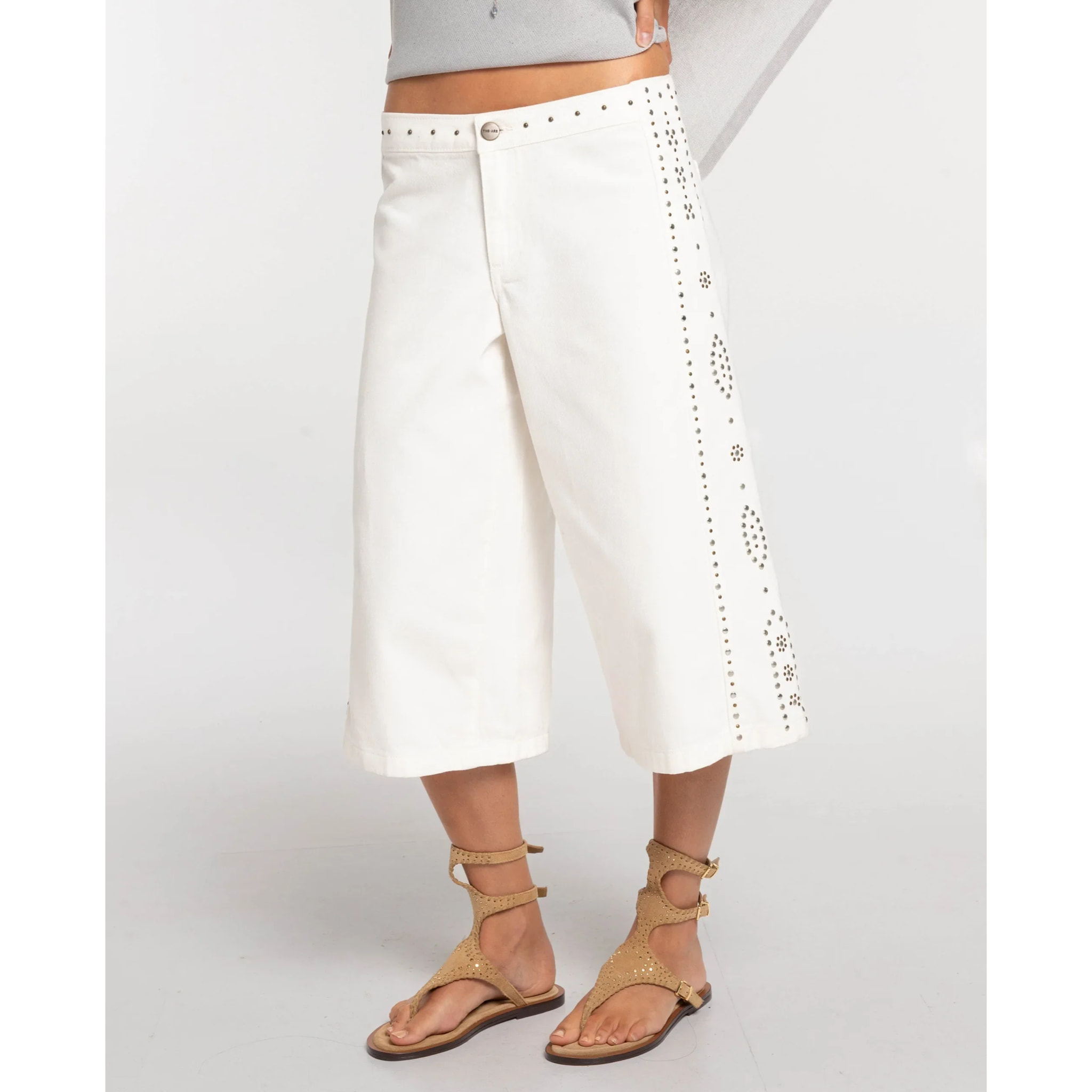 Pantalón vaquero tipo bermuda vaquera con tachuelas y apliques