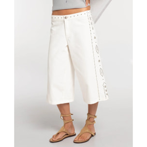 Pantalón vaquero tipo bermuda vaquera con tachuelas y apliques