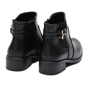 Stivaletti in simil pelle con fibbia dorata e elastico laterale