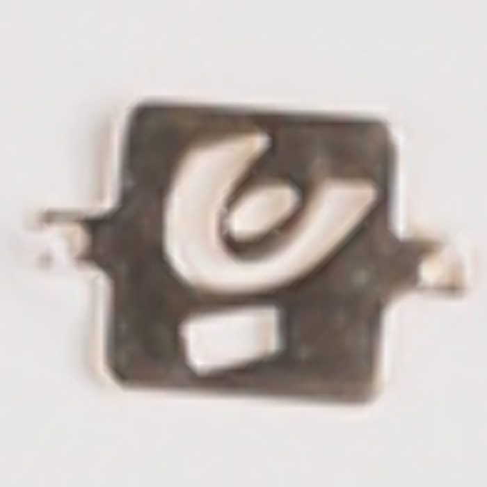 T-shirt cropped bambina con logo borchiato