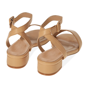 Sandalias beige con tira
