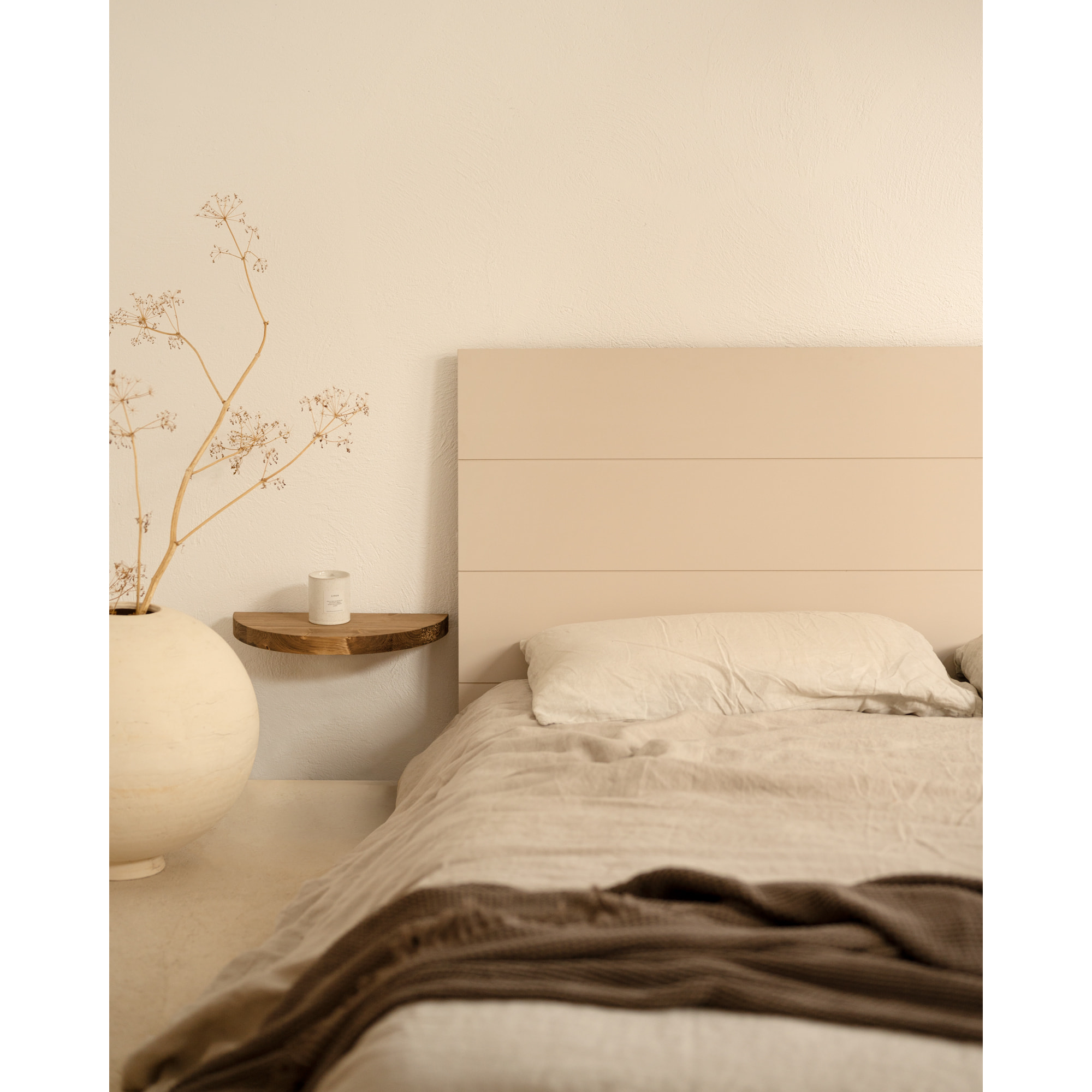 Mesita de noche de madera maciza flotante en tono roble oscuro de 3x40cm Alto: 3.2 Largo: 40 Ancho: 19.5