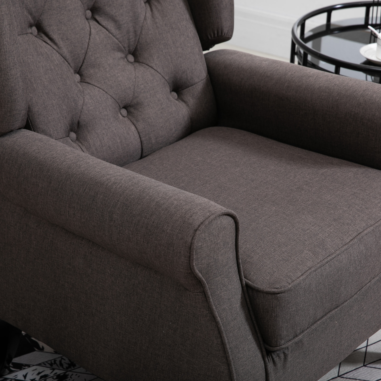 Fauteuil à oreilles style Chesterfield dossier capitonné grand confort bois noir tissu chocolat