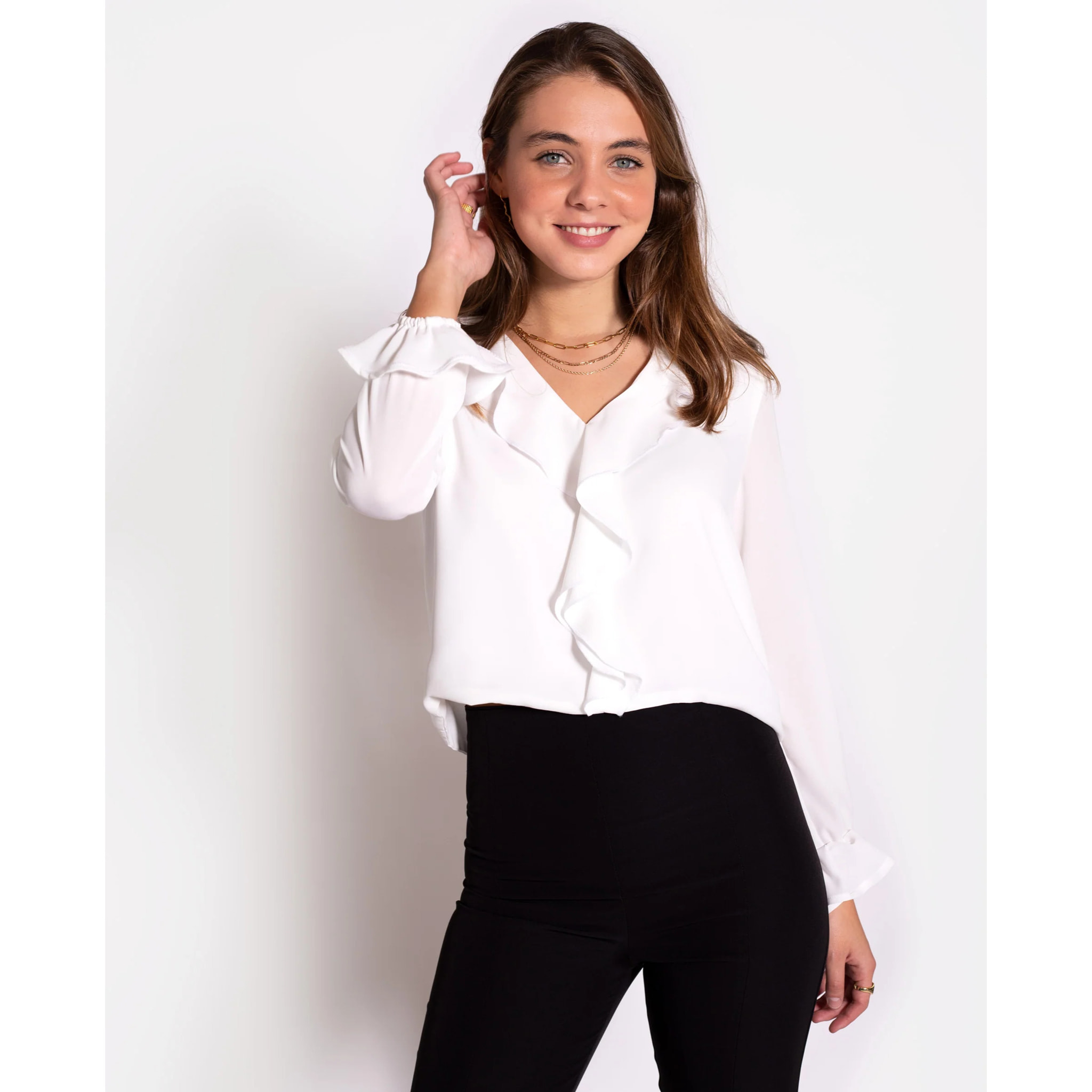 Camisa blanca con volantes de mujer