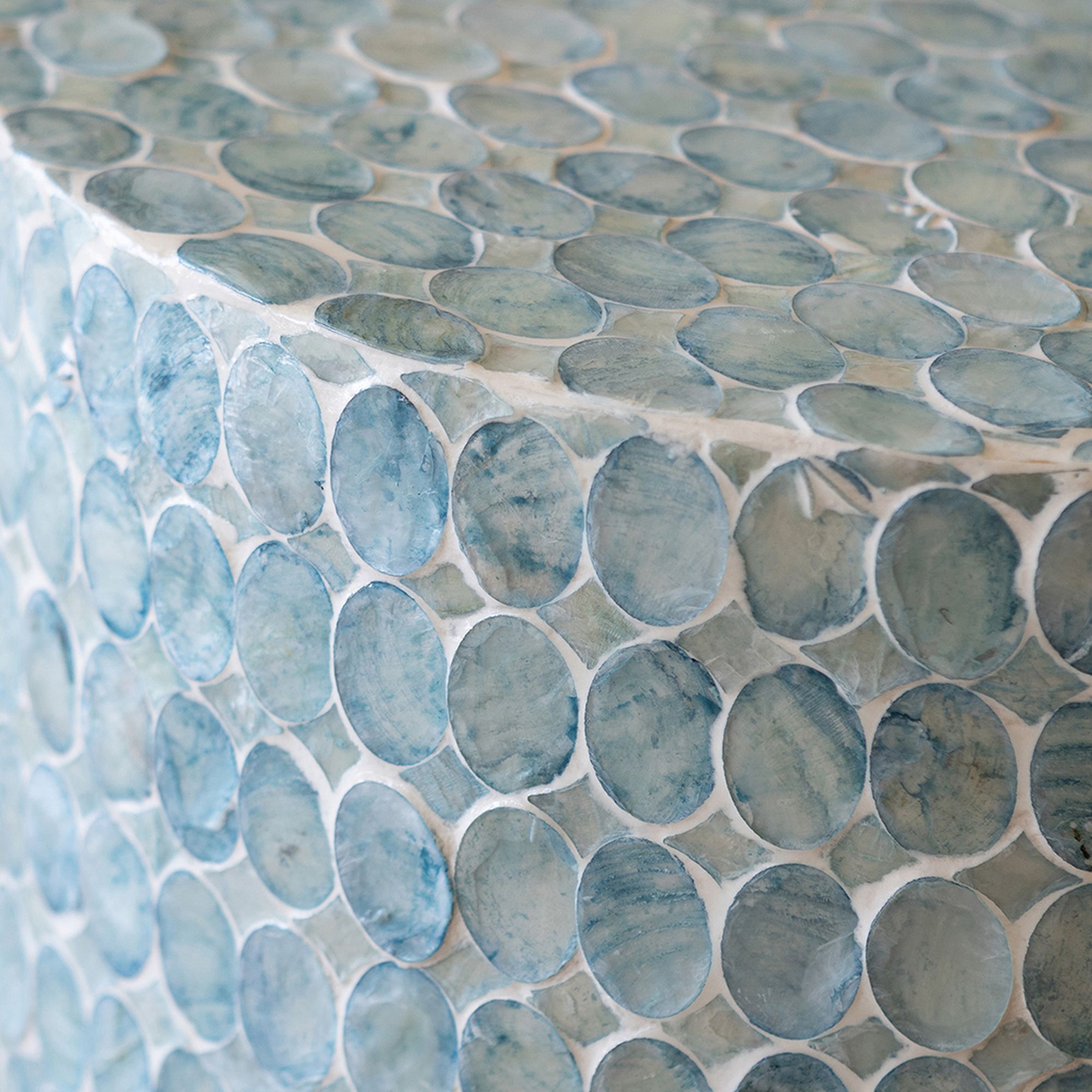 Table d'appoint en coquille de capiz bleu SOLNA