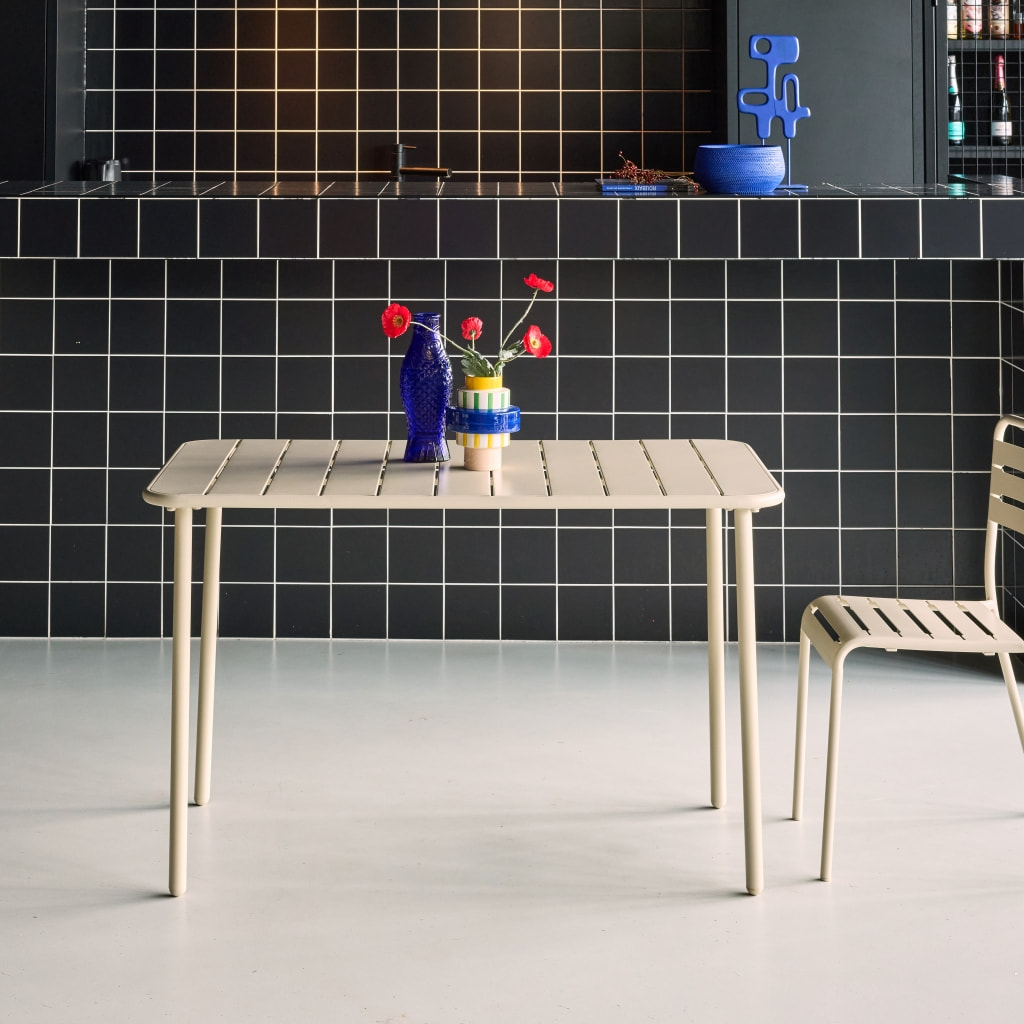 Table de jardin métal 4 places. beige. Amelia. 120x70cm. traitement antirouille. lattes et bords arrondis