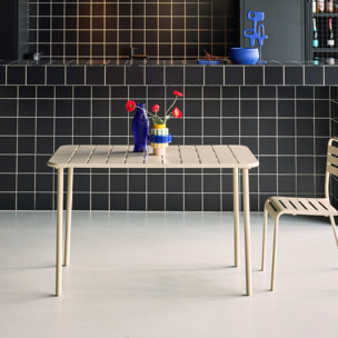 Table de jardin métal 4 places. beige. Amelia. 120x70cm. traitement antirouille. lattes et bords arrondis