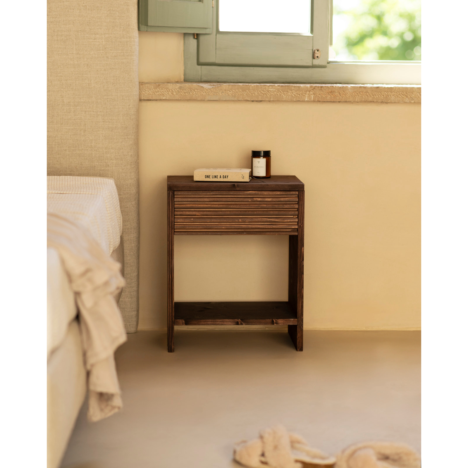 Mesita de noche de madera maciza con un cajón en tono nogal de varias medidas