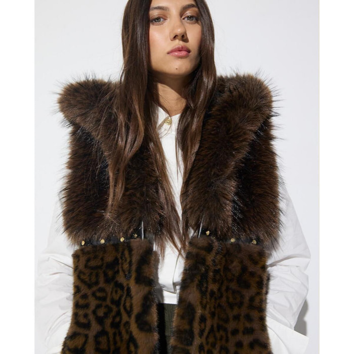 Gilet midi tricolore in pelliccia effetto animalier con dettagli borchiati
