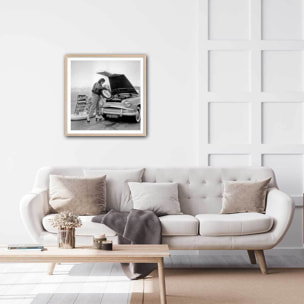 Affiche Paris - Serveuse en patins à roulettes, 1970 Affiche + cadre en bois - Chêne