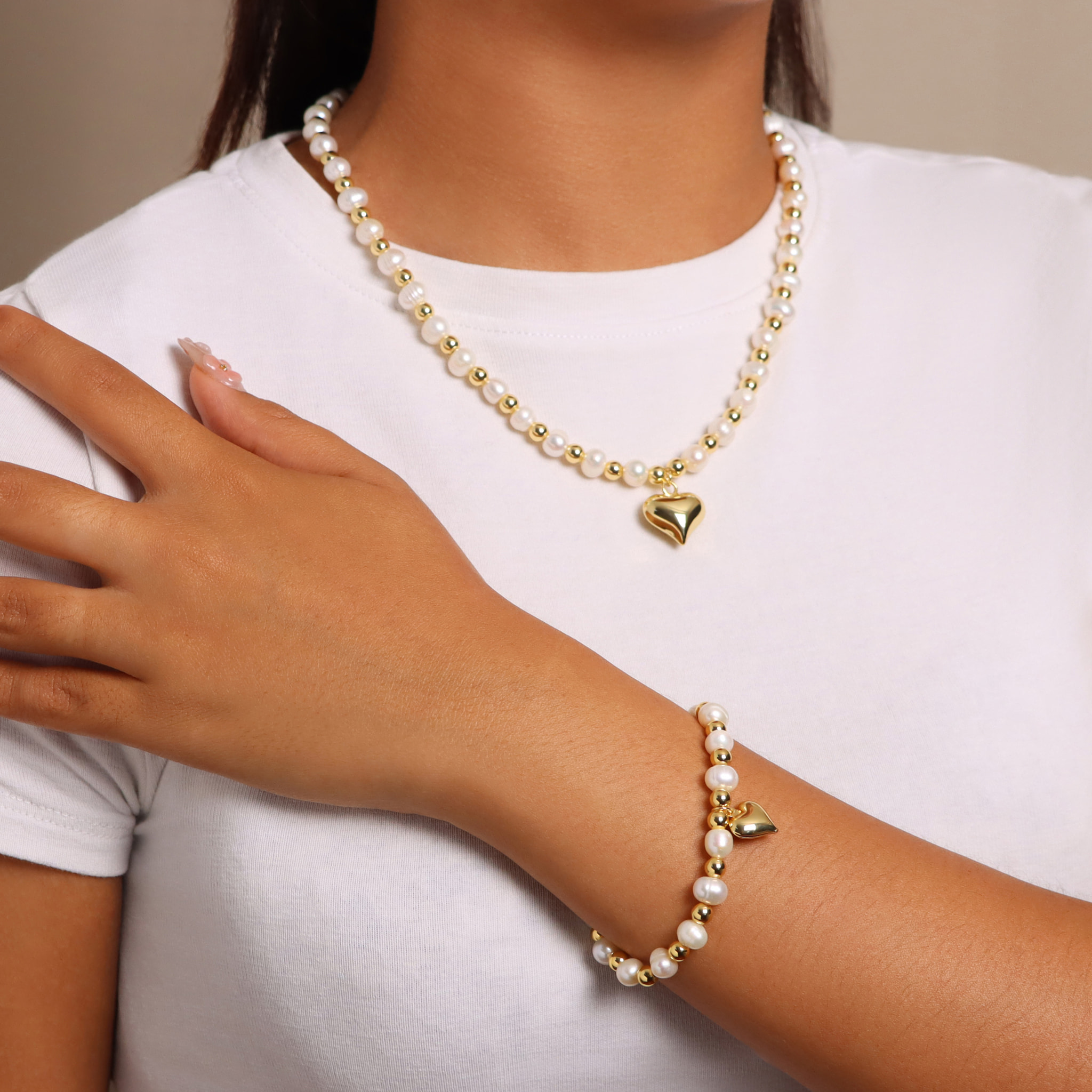 Collana di Perle Bianche d'Acqua Dolce con Bead Lucide e Ciondolo Cuore Bombato