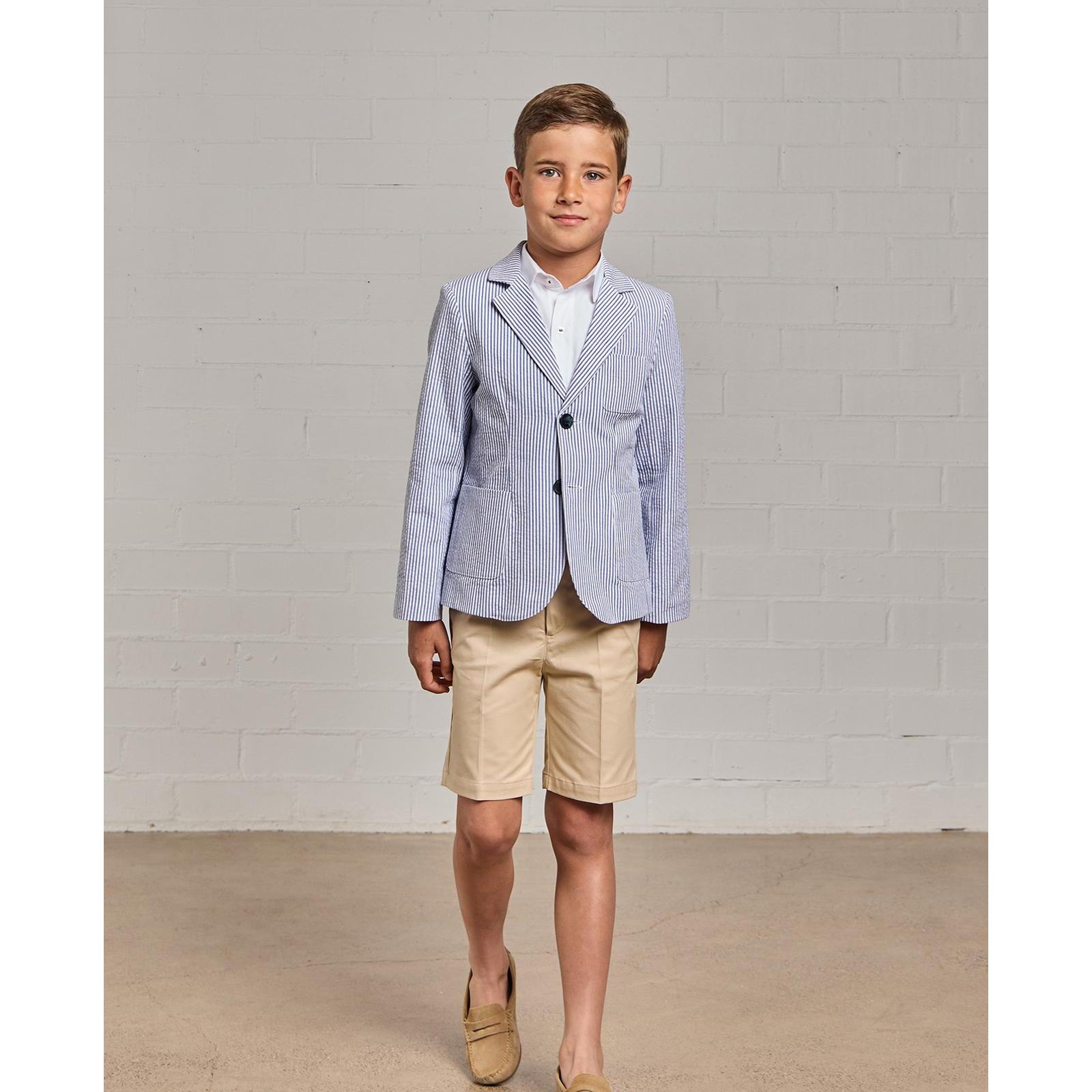 Blazer de rayas azul. Con tres bolsillos exteriores, botones en los puños y el centro.