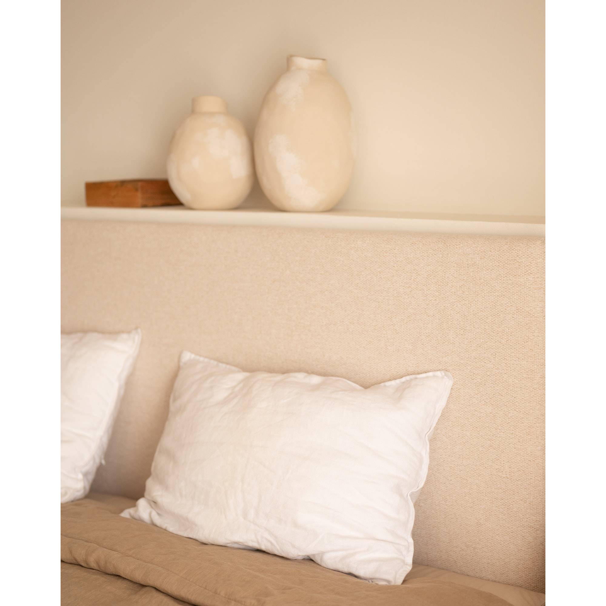 Pack tête de lit rembourrée beige et 2 tables de chevet en bois massif ton naturel en différentes tailles