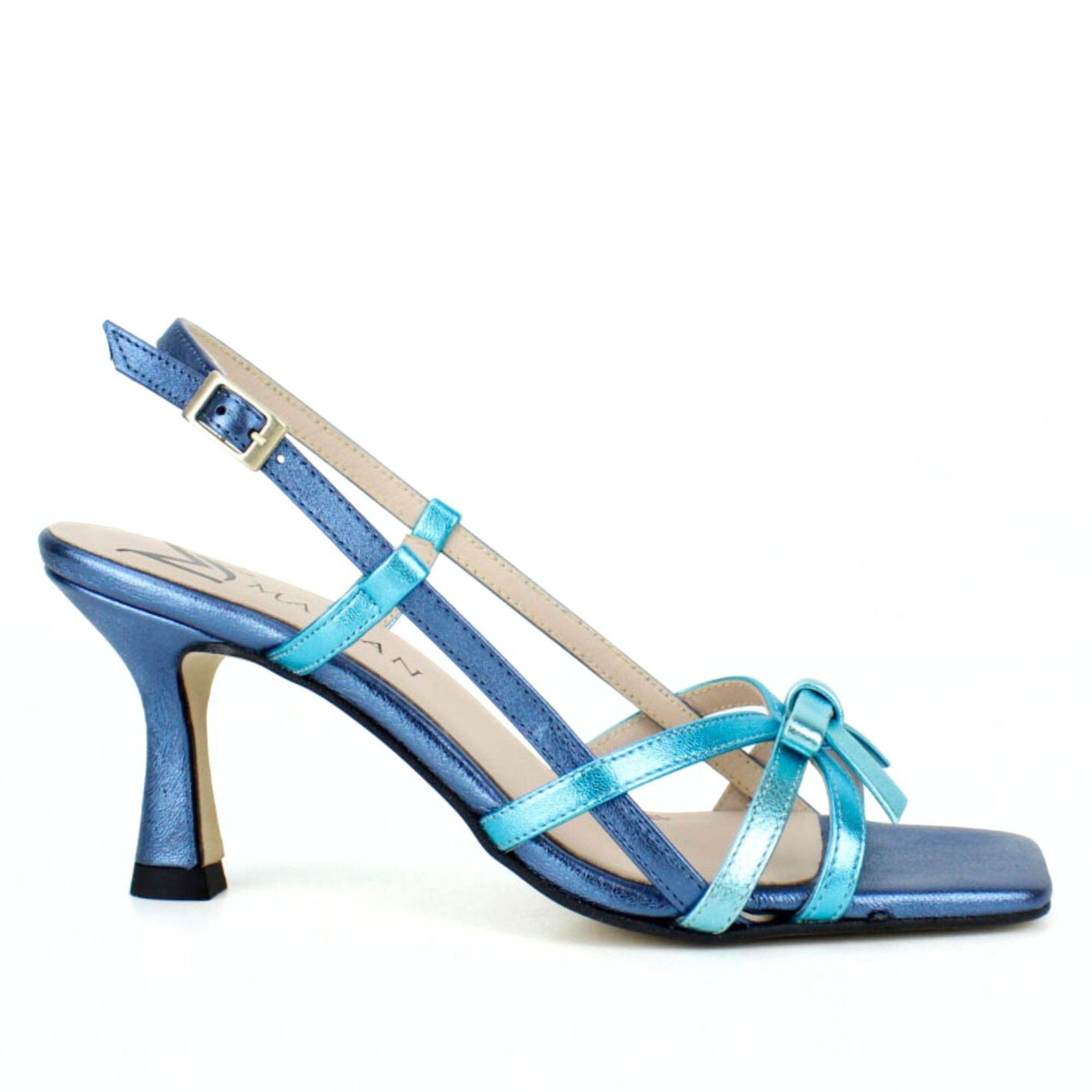 Sandalia con adorno en lacito. Tacón 6 cm