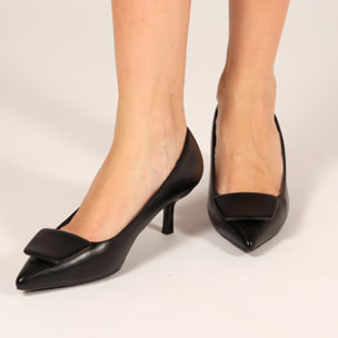 Dècolletè pumps in simil pelle con tacco basso e dettaglio sulla punta