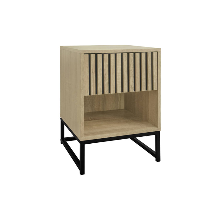 Table de chevet style contemporain avec 1 tiroir effet bois rainuré (système d'ouverture par pression) et 1 niche. piètement en métal noir