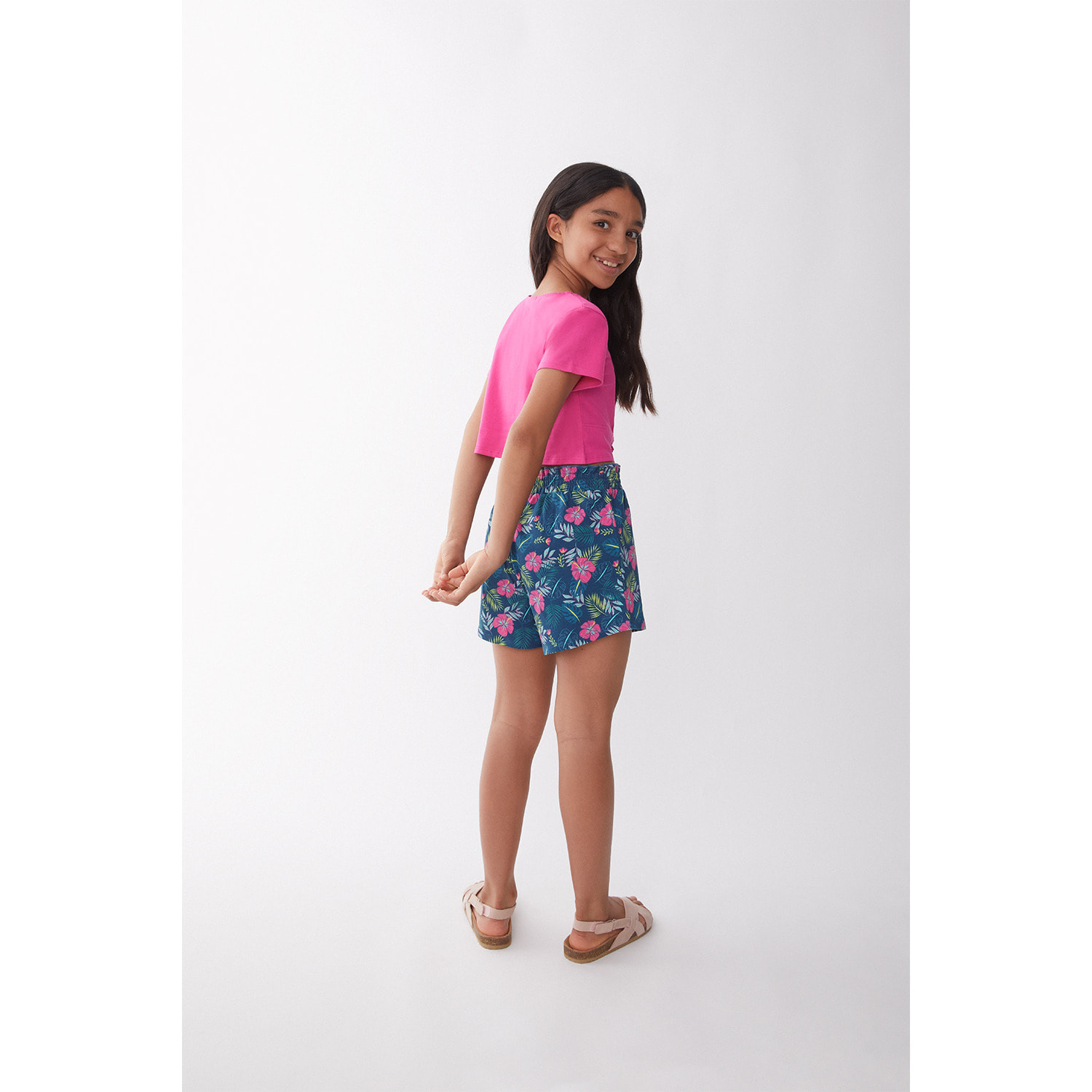 Conjunto Niña Top Color Grosella Crop “Aloha” con Nudo Frontal + Shorts Estampado Tropical Look Veraniego en Algodón Suave, Fresco | Color: Grosella | Street Monkey