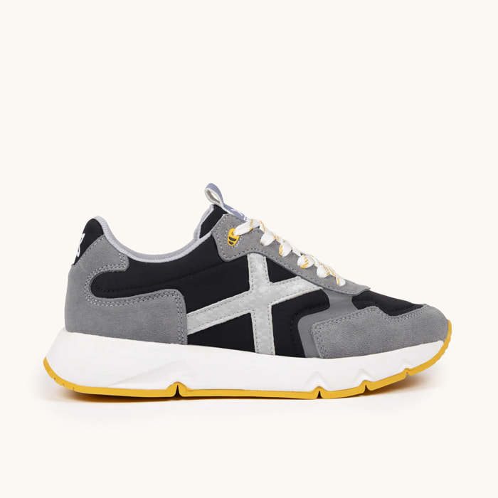 Zapatilla Deportiva Negra y Gris con Detalles Mostaza MUNICH MAMBA 10