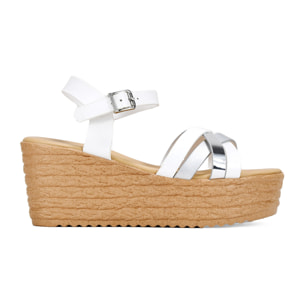 Sandalias blancas con plataforma efecto esparto