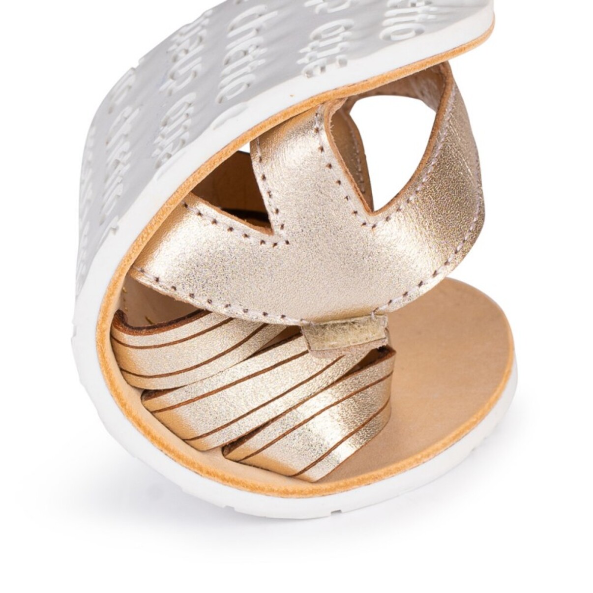 SANDALIA CORAZÓN BAREFOOT ORO - BRILLO SUTIL Y DISEÑO ROMÁNTICO