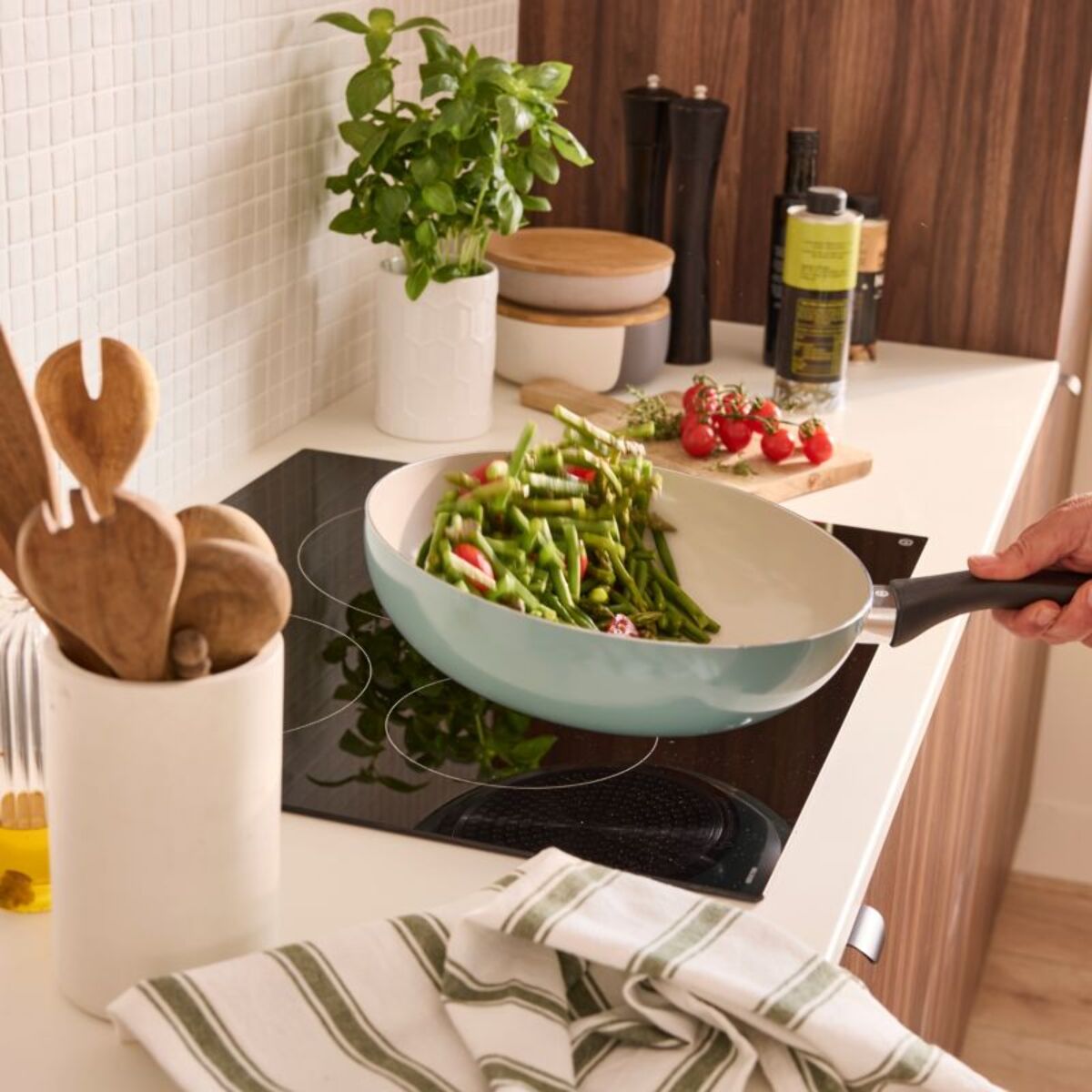 Wok ESSENTIELB Céramique 28cm vert