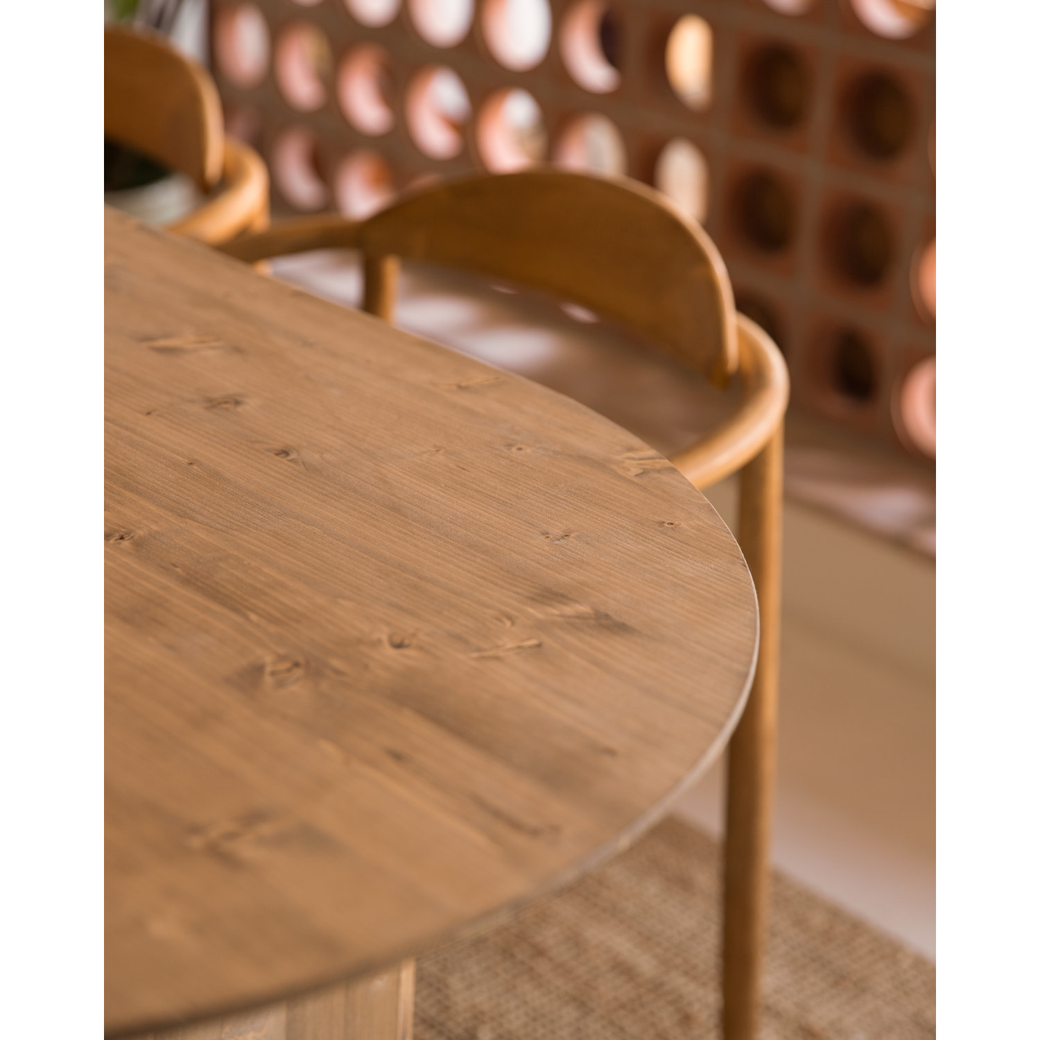 Table de salle à manger ovale en bois massif ton chêne foncé en différentes tailles