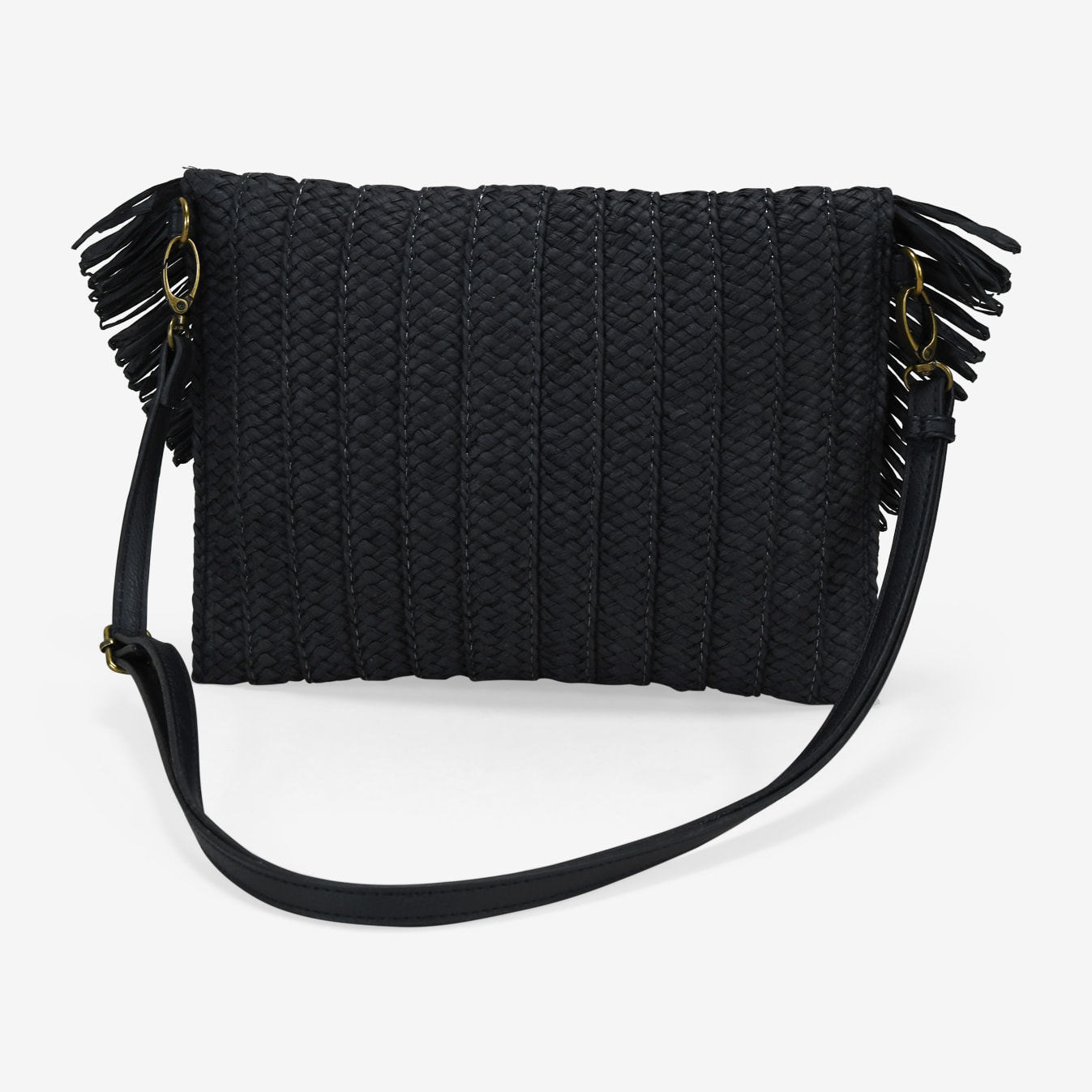 Bolso de mano negro con solapa y flecos