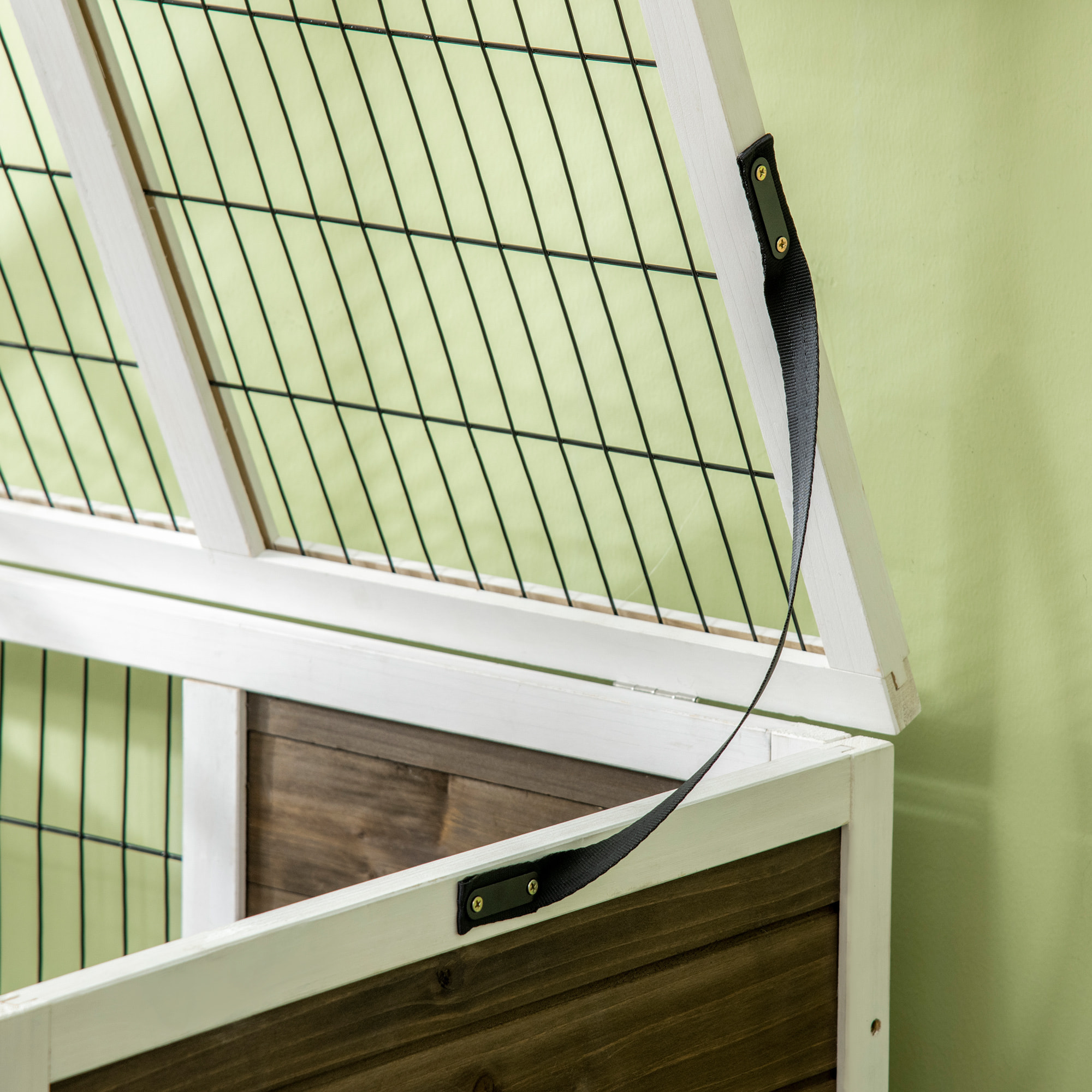 Conejera de Madera Elevada Jaula para Conejos con Zona Abierta Techo Abatible Puertas con Pestillo Bandeja Extraíble y Rampa Conejera para Interior 90x53x87 cm Marrón y Blanco