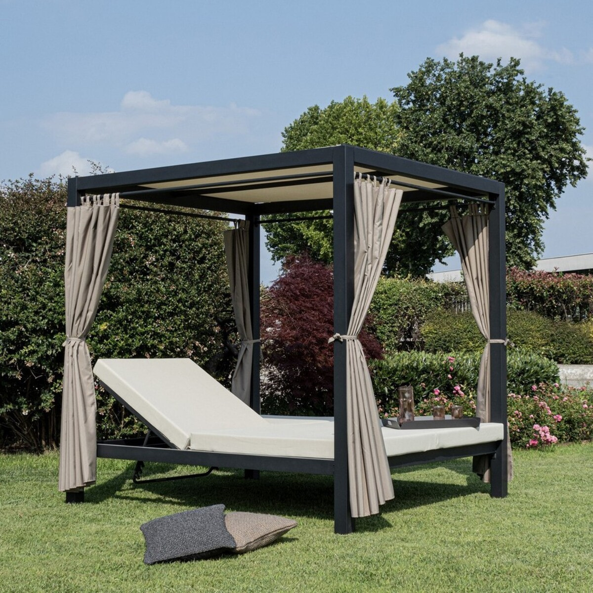 Daybed DREAM con struttura in alluminio antracite e lettini reclinabili beige