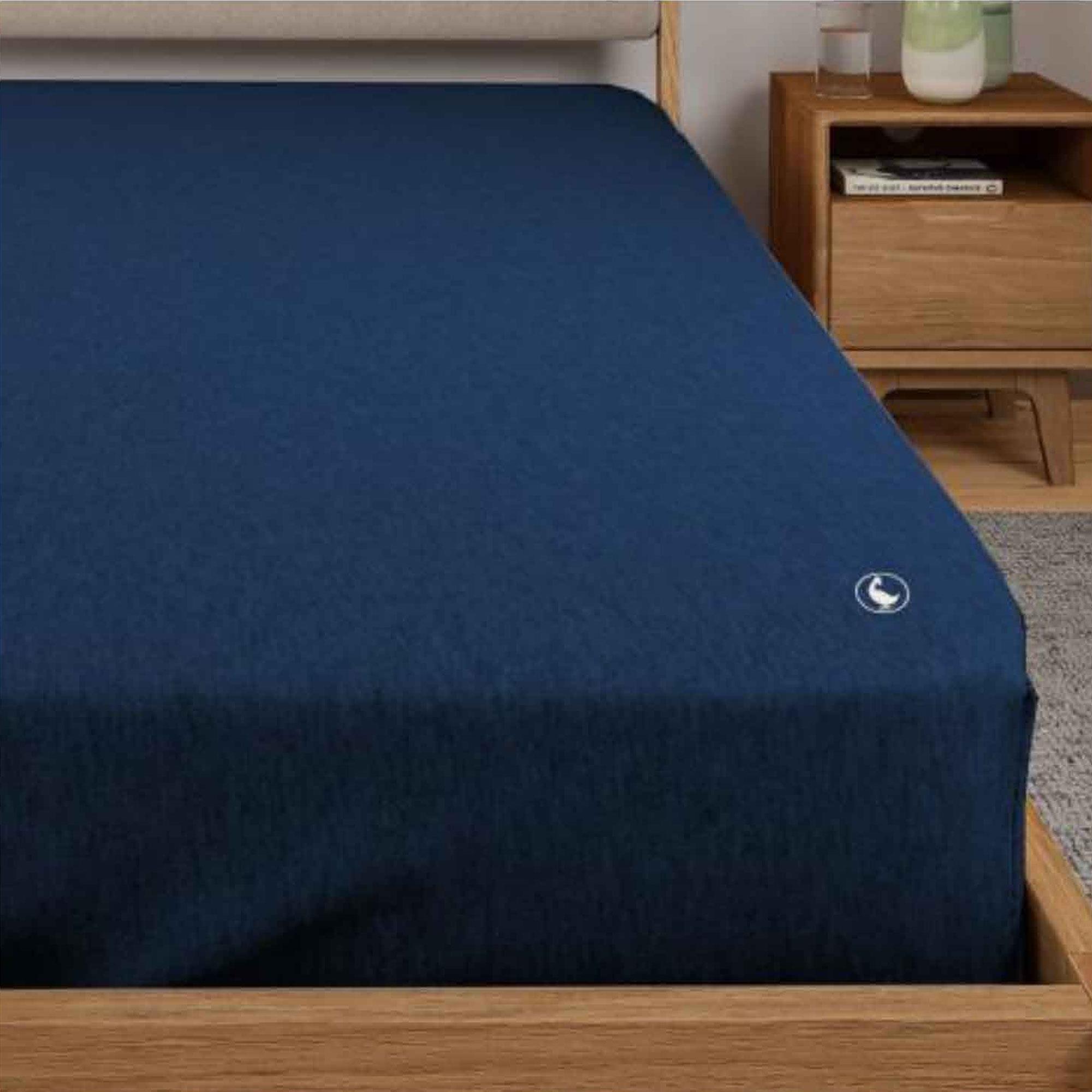 Sábana bajera (90x200+30cm solapa) 100%algodón 180tc color azul marino logo bordado el ganso