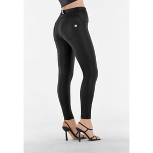 Pantaloni push up WR.UP® curvy con gamba superskinny similpelle