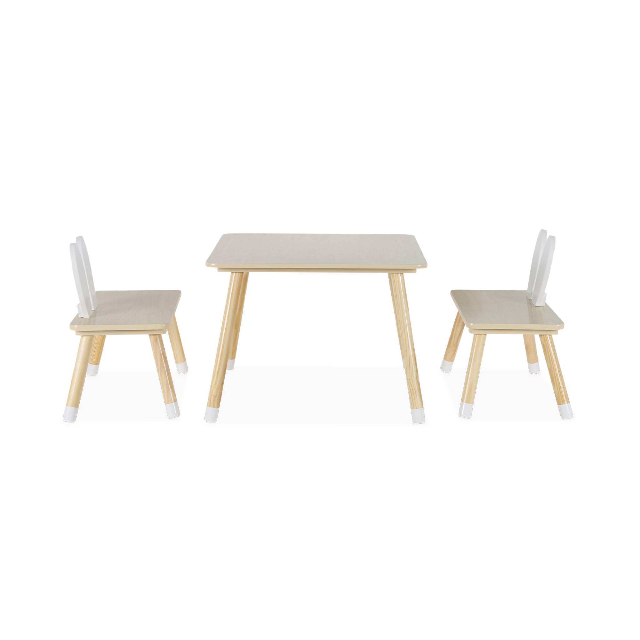 Table enfant + 2 chaises. pieds en pin. couleur blanc et bois